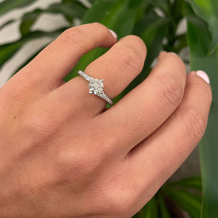 Round Brilliant cut diamond on a twisted diamond band