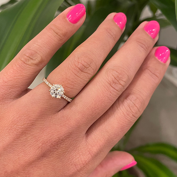 Round Brilliant cut diamond on a tapered diamond band ring